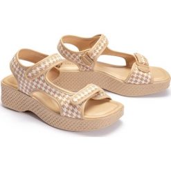 AZALEIA 321 295 (82) beige plaid, sandały damskie. Brązowe sandały damskie Azaleia, w paski, bez obcasa, z paskami. Za 199,90 zł.