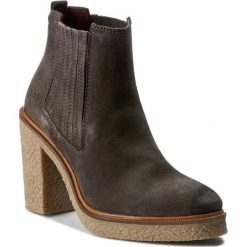 Botki MARC O'POLO - 608 13535201 300 Dark Grey 930. Szare buty zimowe damskie marki Marc O'Polo, z materiału, na obcasie. W wyprzedaży za 429,00 zł.