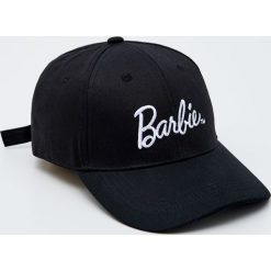 Czapka z daszkiem Barbie - Czarny. Czarne czapki damskie Sinsay, bez wzorów. W wyprzedaży za 15,99 zł.