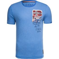 T-shirt NAPAPIJRI STAK Niebieski. Niebieskie t-shirty męskie marki Napapijri, z nadrukiem, z dzianiny, z okrągłym kołnierzem. W wyprzedaży za 238,00 zł.