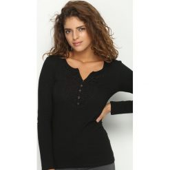 Czarna Bluzka Ethnic. Czarne bluzki damskie Born2be, s, z aplikacjami, bez kołnierzyka, z długim rękawem. Za 49,99 zł.