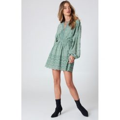 Sukienki: NA-KD Boho Koronkowa sukienka ze sznurowaniem – Green