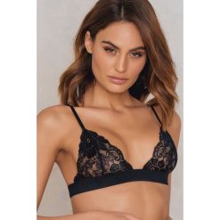 Biustonosze bardotka: NA-KD Lingerie Koronkowy biustonosz – Black