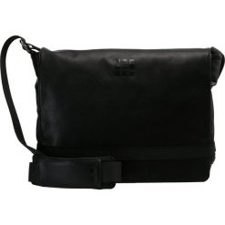 Moleskine CLASSIC SLIM MESSENGER BAG Torba na ramię black. Czarne torebki klasyczne damskie marki Moleskine. Za 549,00 zł.