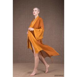Sukienka-kimono WEZEN Szafran. Sukienki damskie Pakamera, na ślub cywilny, bez wzorów, z jedwabiu, eleganckie, bez kołnierzyka, bez rękawów. Za 1885,00 zł.