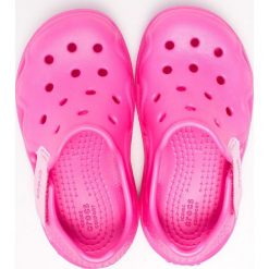 Crocs - Klapki dziecięce. Różowe sandały dziewczęce Crocs, z materiału, bez zapięcia. W wyprzedaży za 99,90 zł.