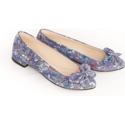Kwiatowe balerinki z ozdobną kokardą - skóra naturalna - model 048 - kolor niebieskie kwiaty. Niebieskie baleriny damskie Zapato, w kwiaty, ze skóry, bez obcasa. Za 299,00 zł.