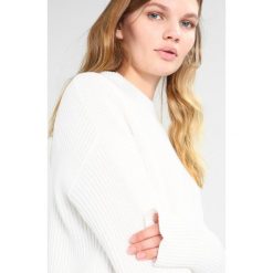 Swetry klasyczne damskie: Envii ENCOURSE Sweter gardenia
