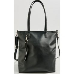 Torba shopper z brelokiem - Czarny. Czarne torby damskie na zakupy Sinsay, bez wzorów, z breloczkiem. Za 39,99 zł.