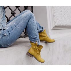 Botki z kokardą - skóra naturalna - model 458 - kolor żołty. Żółte botki damskie Zapato, z jeansu, eleganckie, z okrągłym noskiem, bez obcasa, na płaskiej podeszwie, bez zapięcia. W wyprzedaży za 319,20 zł.