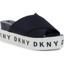 Klapki DKNY - Cristi K4981154 Elastic Navy/Nvy. Niebieskie klapki damskie DKNY, bez wzorów, ze skóry ekologicznej, bez obcasa. Za 479,00 zł.