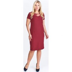 Sukienka z koronkową wstawką przy dekolcie bordowy. Czerwone sukienki damskie N/A, na imprezę, plus size, bez wzorów, z elastanu, bez kołnierzyka, plus size, bez rękawów. Za 164,12 zł.