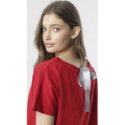 Czerwony T-shirt Pireino. Czerwone bluzki damskie Born2be, xl, bez wzorów, z dzianiny, z okrągłym kołnierzem. Za 54,99 zł.