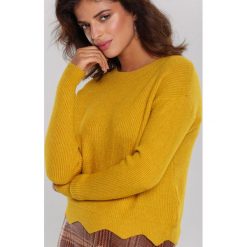 Musztardowy Sweter Carnegie. Żółte swetry damskie other, s, bez wzorów, casualowe, bez rękawów, bez kaptura. Za 69,99 zł.