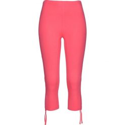 Legginsy rybaczki bonprix jasnoróżowy. Różowe spodnie damskie bonprix, bez wzorów. Za 27,99 zł.