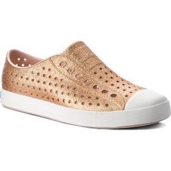Trampki NATIVE - Jefferson Bling 11100112-7106 Rose Gold Bling/Shell White. Żółte półbuty damskie marki Native, bez wzorów, z gumy, bez zapięcia. W wyprzedaży za 169,00 zł.