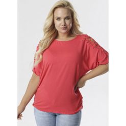 Łososiowa Bluzka Nerilia. Różowe bluzki damskie Born2be, xl, w koronkowe wzory, z jeansu, klasyczne, z okrągłym kołnierzem, z krótkim rękawem. Za 49,99 zł.