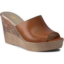 Chodaki damskie: Klapki BUT-S - A147 Camel