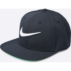 Nike Sportswear - Czapka Swoosh Pro. Czarne czapki męskie Nike Sportswear, bez wzorów, z poliesteru. W wyprzedaży za 79,90 zł.