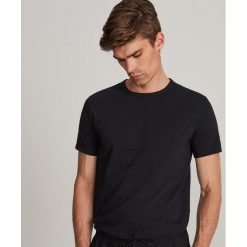 T-shirt w prążki - Czarny. Czarne t-shirty męskie Reserved, s, bez wzorów, bez kołnierzyka. Za 49,99 zł.