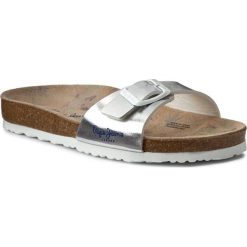 Klapki PEPE JEANS - Bio Metal PGS90094 Silver 934. Szare klapki damskie Pepe Jeans, bez wzorów, z jeansu, bez obcasa. W wyprzedaży za 89,00 zł.