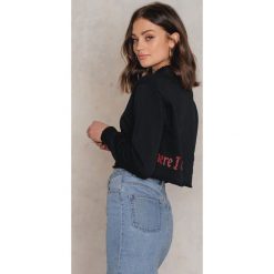 Bluzy damskie: NA-KD Bluza Here I Come Cropped – Black