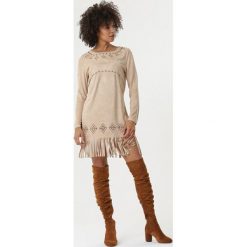 Beżowa Sukienka Aberfeldie. Brązowe sukienki damskie Born2be, na co dzień, s, z aplikacjami, boho, z okrągłym kołnierzem, bez rękawów, długie, proste. Za 79,99 zł.