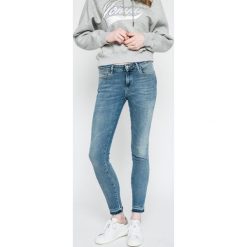 Wrangler - Jeansy. Niebieskie jeansy damskie Wrangler. W wyprzedaży za 179,90 zł.