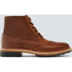 Brązowe botki ze zdobieniem brogue. Brązowe bez kategorii marki Pull&Bear. Za 229,00 zł.