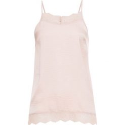 Top satynowy z koronką bonprix matowy beżowy. Brązowe bluzki damskie bonprix, w koronkowe wzory, z satyny, bez kołnierzyka. Za 49,99 zł.