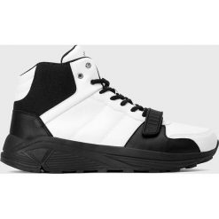 Kazar Studio - Buty. Białe buty sportowe męskie Kazar Studio, ze skóry ekologicznej, na sznurówki. W wyprzedaży za 239,90 zł.