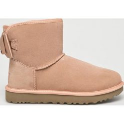 UGG - Śniegowce W Satin Bow Mini. Pomarańczowe śniegowce damskie Ugg, z wełny, bez zapięcia. W wyprzedaży za 569,90 zł.