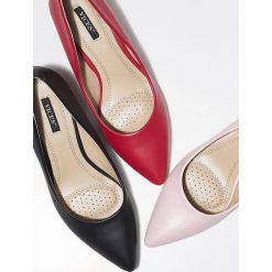 Czarne Czółenka Wide-Eyed. Czarne buty ślubne damskie Born2be, ze szpiczastym noskiem, na niskim obcasie, na słupku. Za 49,99 zł.