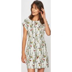 Vero Moda - Sukienka. Białe sukienki damskie Vero Moda, na co dzień, s, w kwiaty, z wiskozy, casualowe, z okrągłym kołnierzem, z krótkim rękawem, krótkie, mini, proste. W wyprzedaży za 99,90 zł.