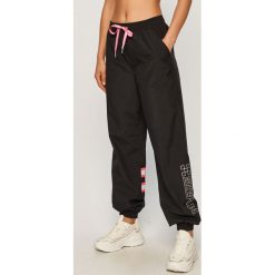 Vans - Spodnie. Czarne spodnie damskie Vans, s, z poliesteru. Za 359,90 zł.