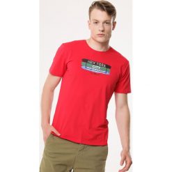 Czerwona Koszulka Go Round. Czerwone koszulki męskie Born2be, xl, bez wzorów, bez kołnierzyka, bez rękawów. Za 39,99 zł.