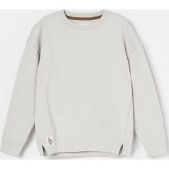 Gładka bluza z miękkiej dzianiny - Jasny szary. Szare bluzy męskie Reserved, m, bez wzorów, z dzianiny, bez kołnierzyka, bez rękawów, bez kaptura. Za 39,99 zł.