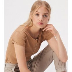 Bawełniany T-shirt basic z guzikami - Beżowy. Brązowe t-shirty damskie Sinsay, s, bez wzorów, z bawełny, bez kołnierzyka. Za 14,99 zł.
