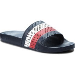 Klapki TOMMY HILFIGER - Pool Slide FM0FM01830 Midnight 403. Niebieskie chodaki męskie TOMMY HILFIGER, ze skóry ekologicznej. Za 229,00 zł.