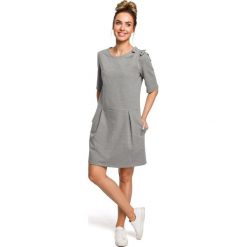 Sukienka z kokardą - szara. Szare sukienki damskie Moe, na co dzień, s, bez wzorów, z elastanu, bez kołnierzyka, bez rękawów, mini, proste. Za 169,00 zł.