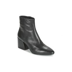 Botki Vagabond OLIVIA. Czarne botki damskie Vagabond, bez obcasa, bez zapięcia. W wyprzedaży za 370,30 zł.