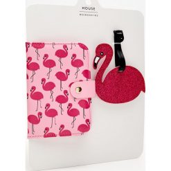 Etui na paszport i zawieszka na walizkę - Różowy. Różowe etui damskie House. Za 29,99 zł.