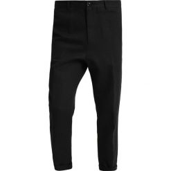 Samsøe & Samsøe WOLF PANTS Spodnie materiałowe black. Czarne spodnie męskie marki Samsøe & Samsøe, m, bez wzorów, z bawełny. Za 499,00 zł.