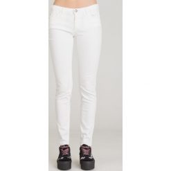 JEANSY SKINNY FIT EMPORIO ARMANI. Białe jeansy damskie Emporio Armani, z aplikacjami, z elastanu. Za 404,50 zł.