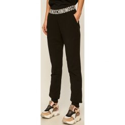Moschino Underwear - Spodnie. Czarne spodnie dresowe damskie Moschino Underwear, s, z elastanu. Za 659,90 zł.