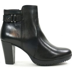 BOTKI DAMSKIE TAM 25051 CZA. Botki damskie Tamaris, ze skóry, bez obcasa, bez zapięcia. Za 239,00 zł.