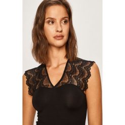 Pieces - T-shirt. Czarne bluzki damskie Pieces, s, bez wzorów, z elastanu, casualowe, bez kołnierzyka, z krótkim rękawem. W wyprzedaży za 99,90 zł.