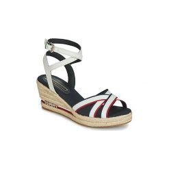 Sandały Tommy Hilfiger ICONIC ELBA CORPORATE RIBBON. Białe sandały damskie TOMMY HILFIGER, bez wzorów, bez obcasa, bez zapięcia. Za 330,51 zł.