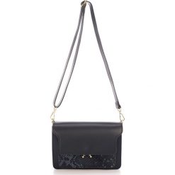 Skórzana torebka w kolorze czarnym - 24 x 20 x 10 cm. Czarne torebki klasyczne damskie Black Bags, w paski, ze skóry, na ramię, bez dodatków. W wyprzedaży za 307,95 zł.