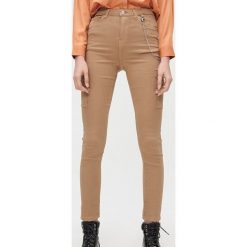 Jeansy high waist z łańcuchem - Beżowy. Brązowe jeansy damskie Cropp, z podwyższonym stanem. Za 119,99 zł.
